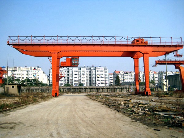 <b>山东烟台门式起重机厂家25t龙门吊价格</b>