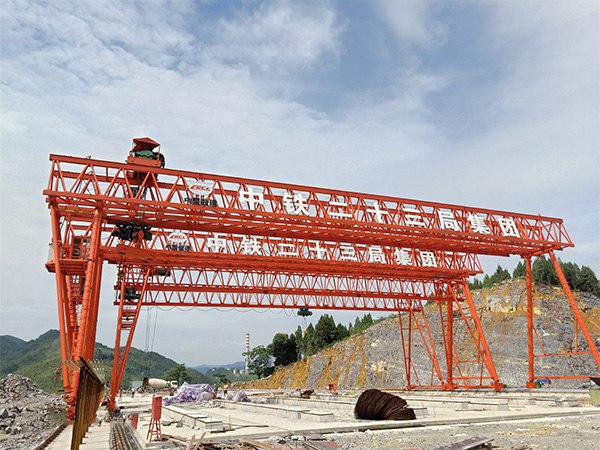 <b>河南漯河门式起重机厂家龙门吊装卸效率高原因</b>
